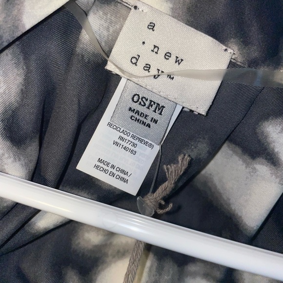 NWT- Womens Shawl - OSFM - Picture 2 of 2